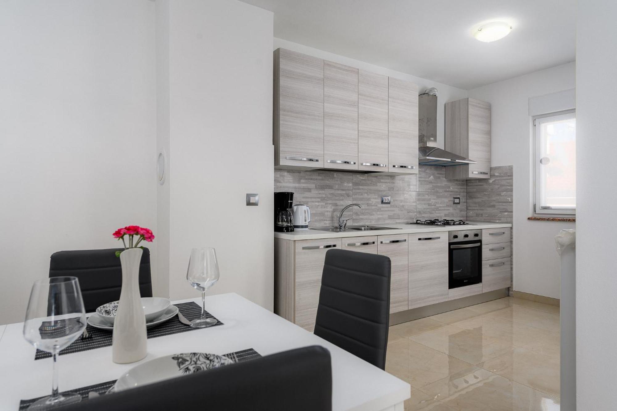 Stancija Amorozo 5 - Apartment N. 7 โปเรช ภายนอก รูปภาพ