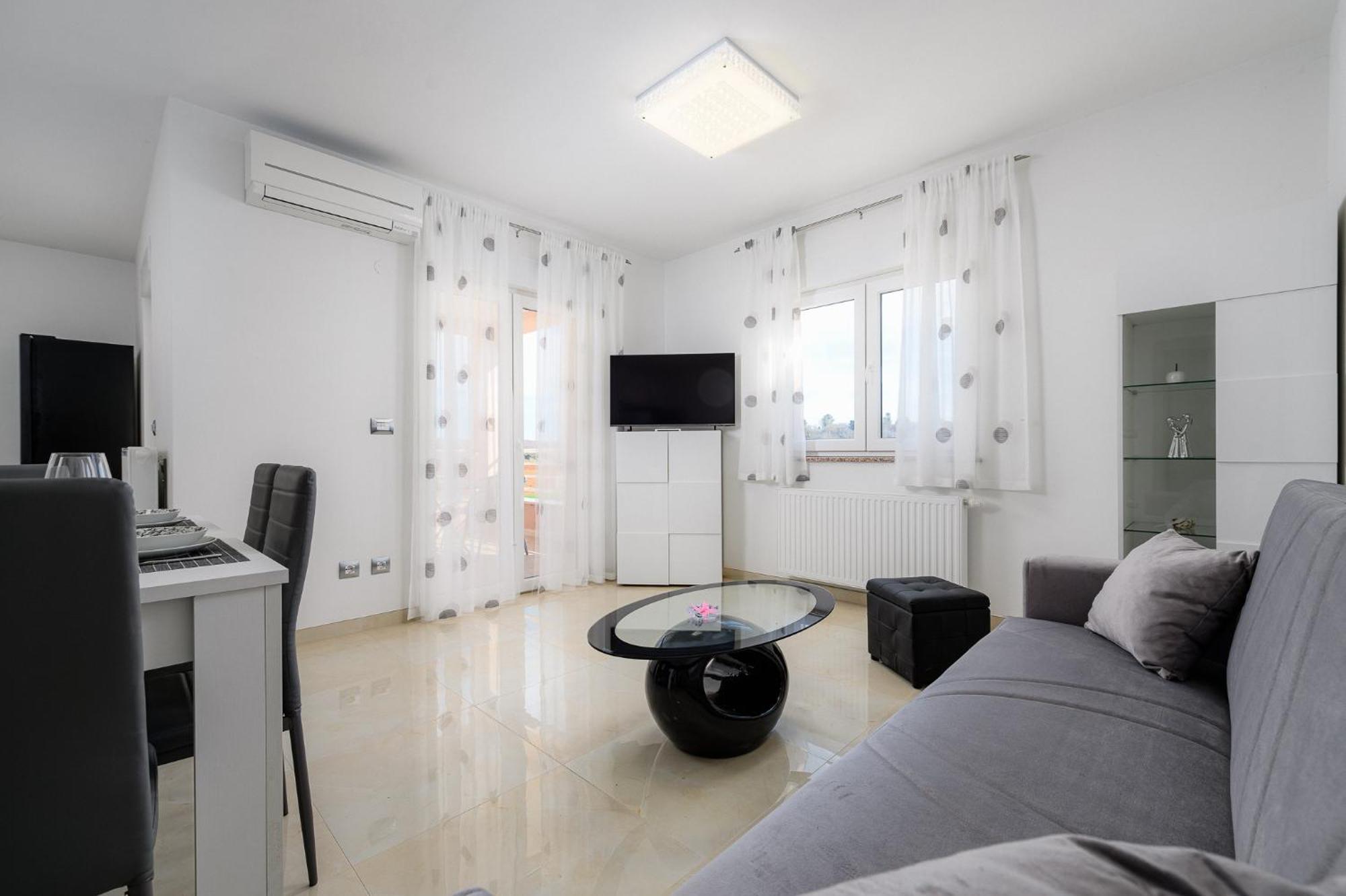 Stancija Amorozo 5 - Apartment N. 7 โปเรช ภายนอก รูปภาพ